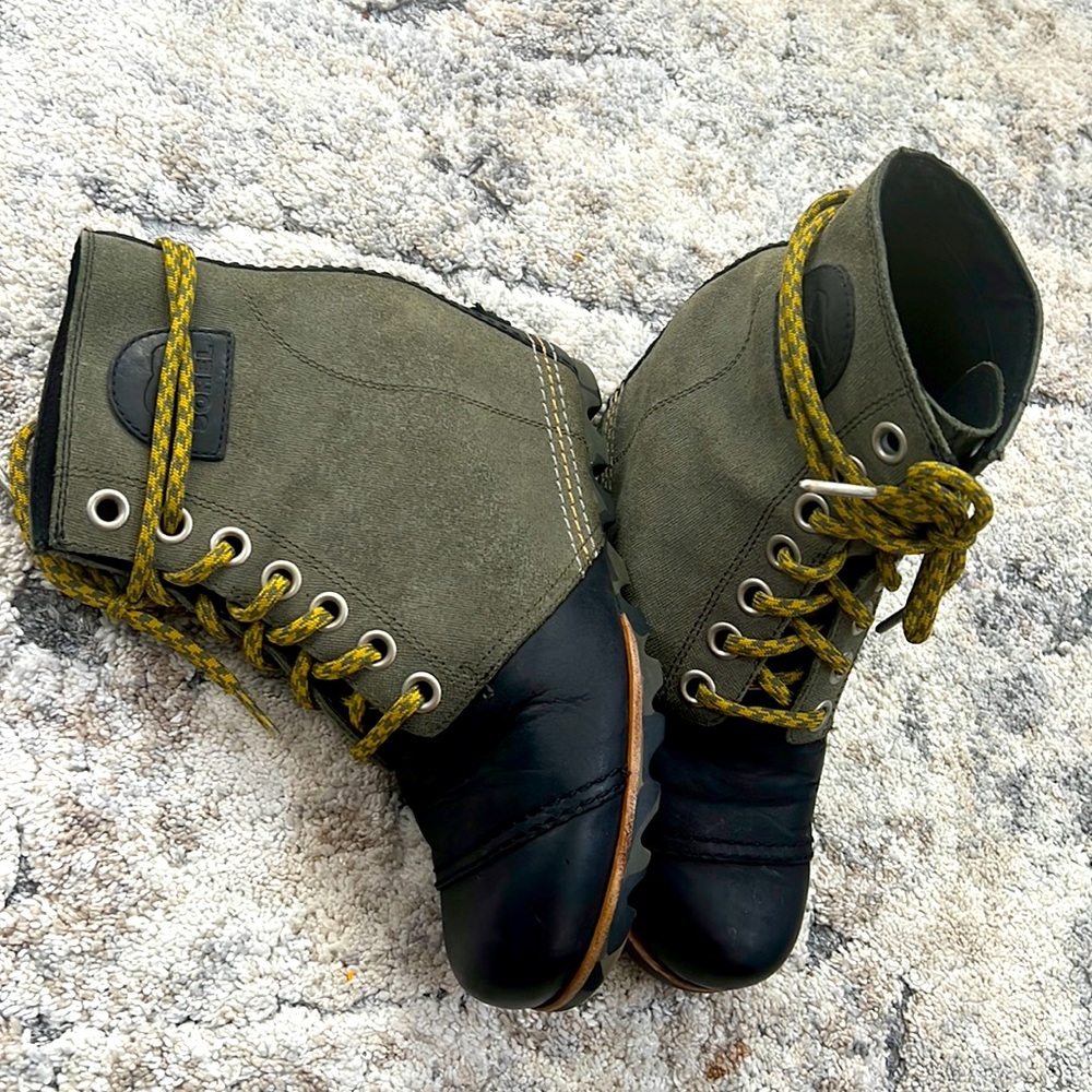 SOREL wedge ladies boots. Size 8. Black & olive. Lace-up. Weather resistant.